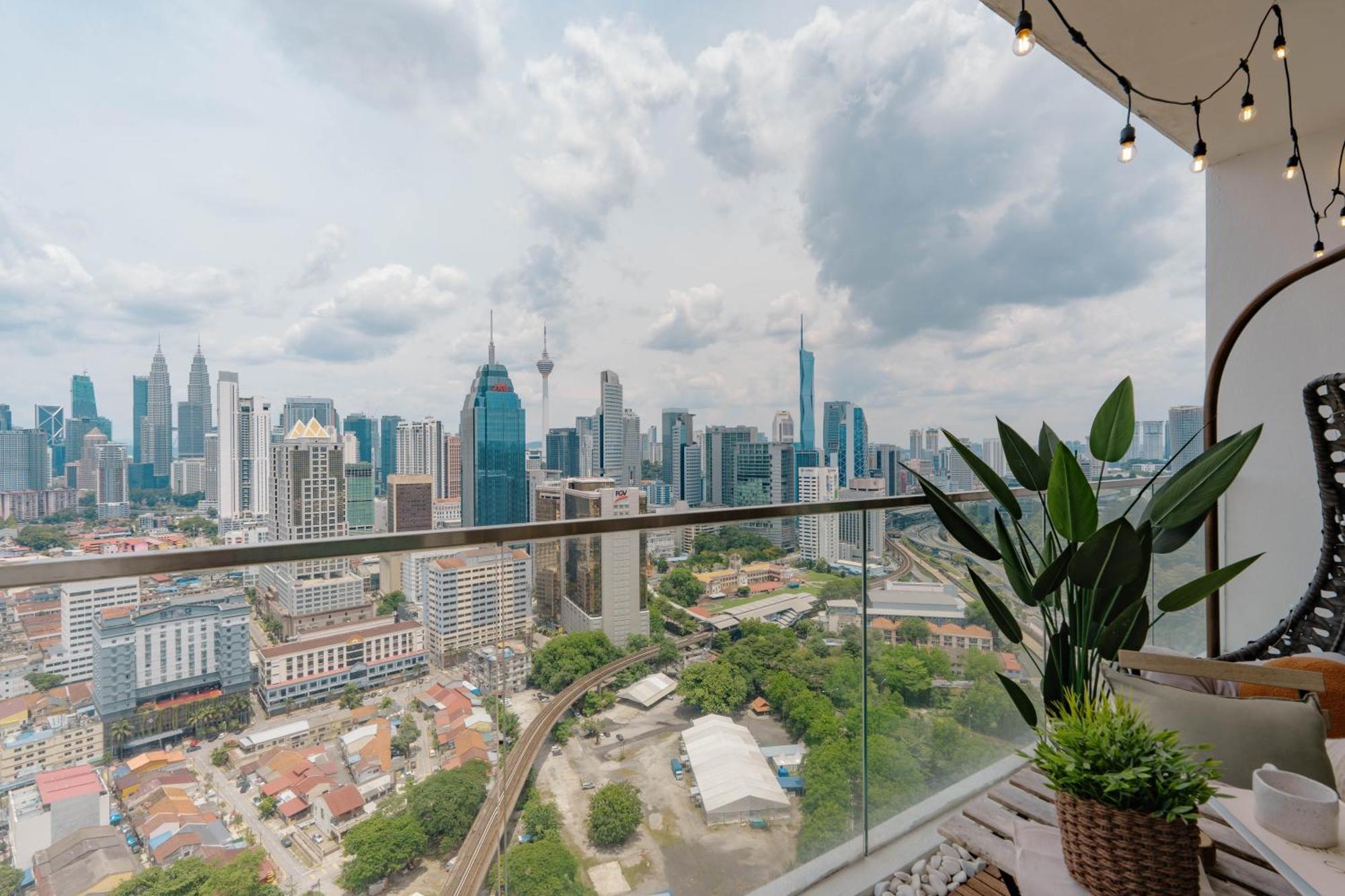 Suites & Residences @ Regalia By Plc Куала-Лумпур Экстерьер фото